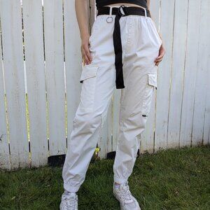 Streetwear Society | White cargo pants with black mesh belt